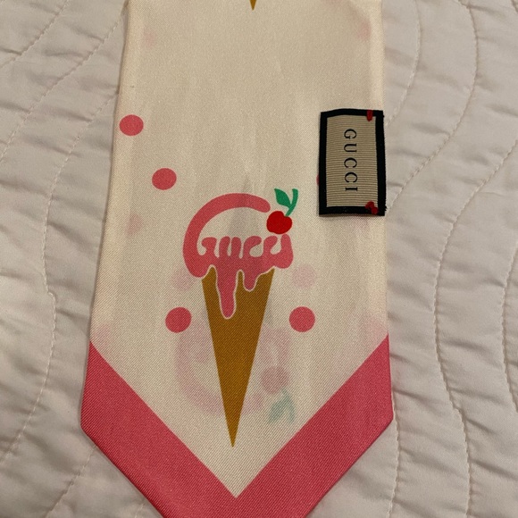 🍦🍒 Gucci “Creamy” silk - Picture 2 of 5